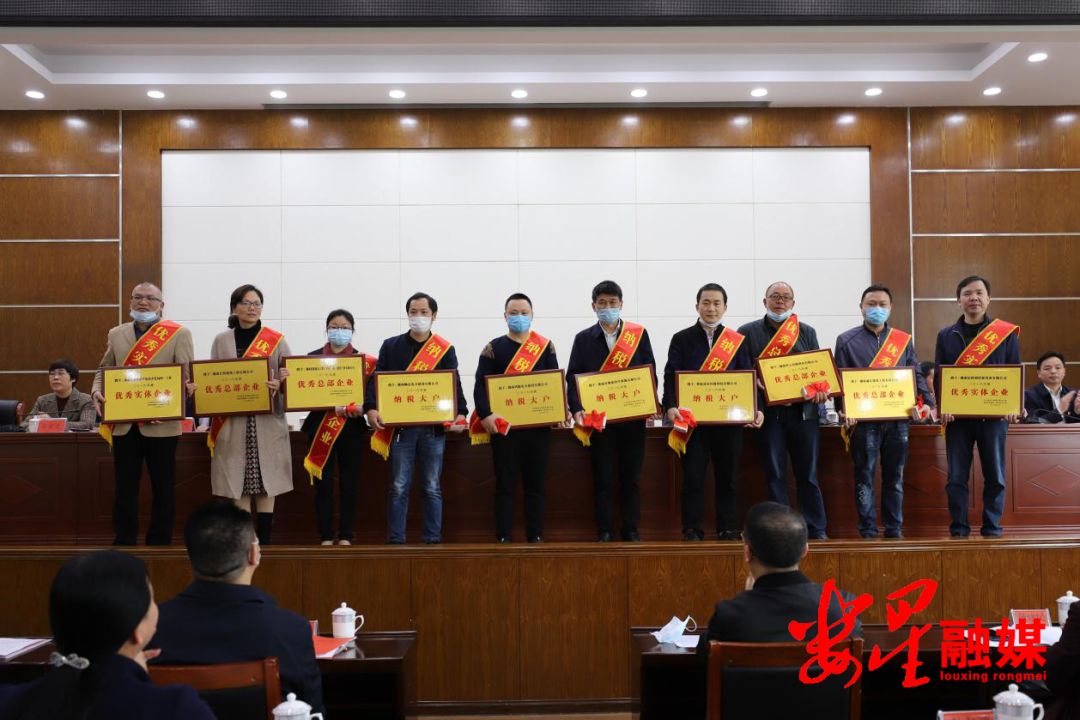 獲表彰合影.jpg 獲表彰合影.jpg