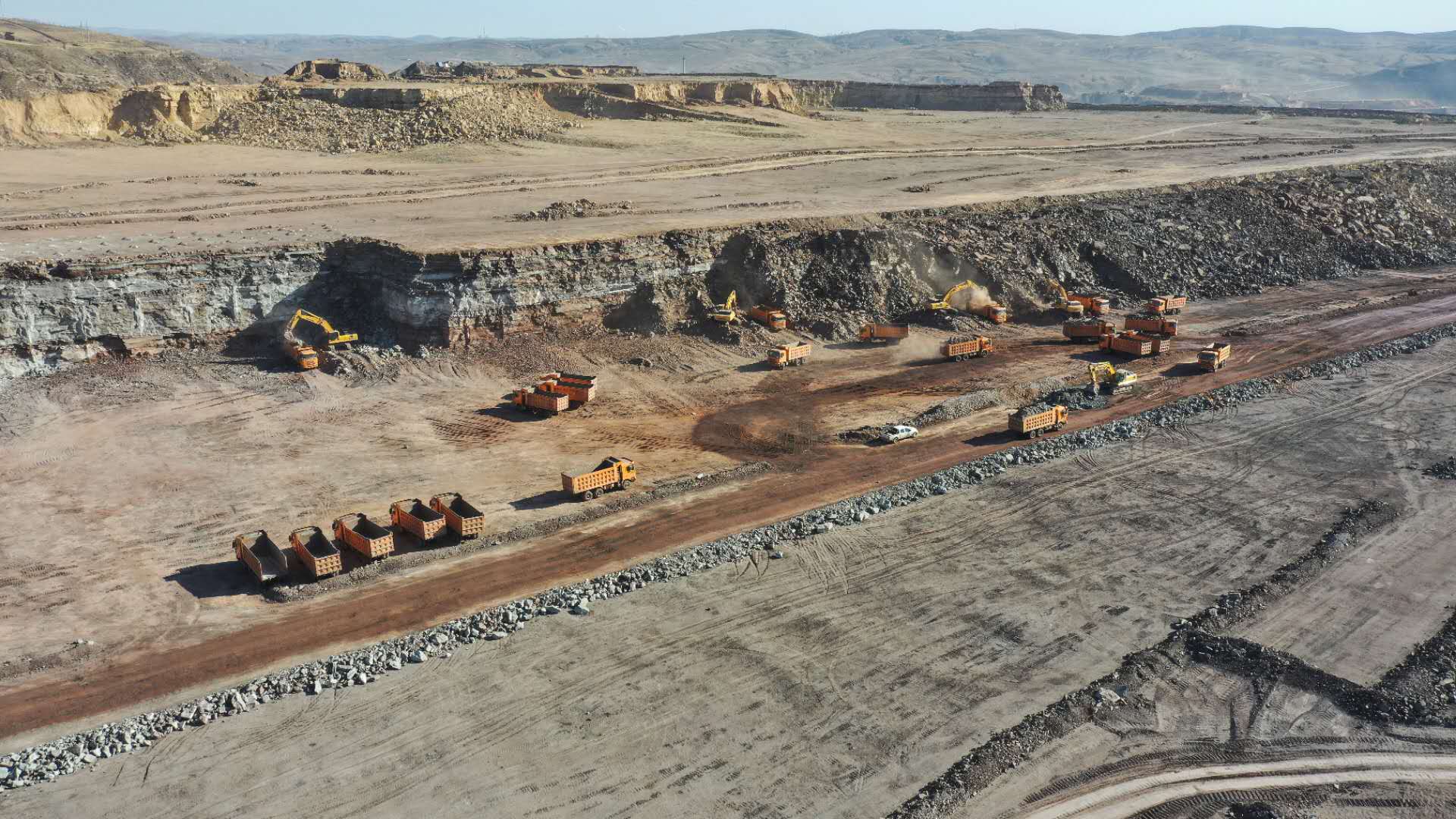 挖裝作業(yè)2.jpg 挖裝作業(yè)2.jpg