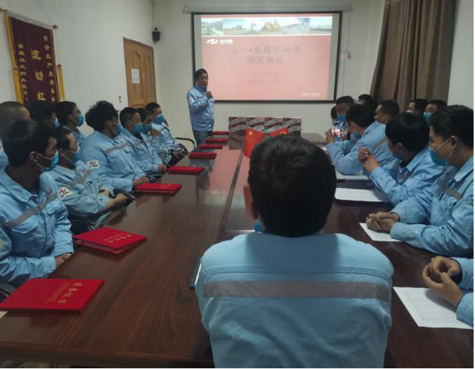 10、先 進 勞 動 者 發(fā) 言.png