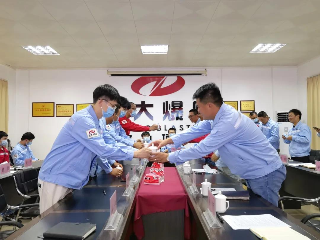 【師帶徒助成長，傳幫帶勇?lián)?dāng)】—— 宏大爆破工程集團(tuán)有限責(zé)任公司舉辦新生拜師儀式