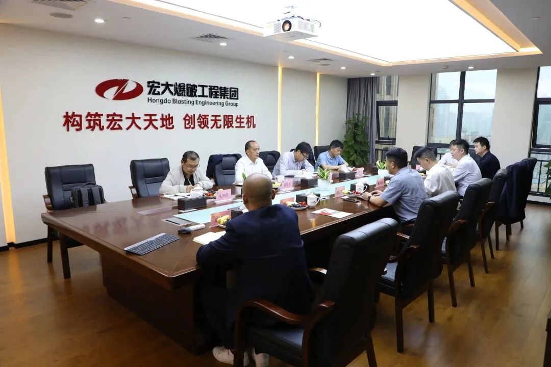 云南銅業(yè)總助董家平、玉溪礦業(yè)執(zhí)董侯方俊蒞臨宏大爆破考察交流