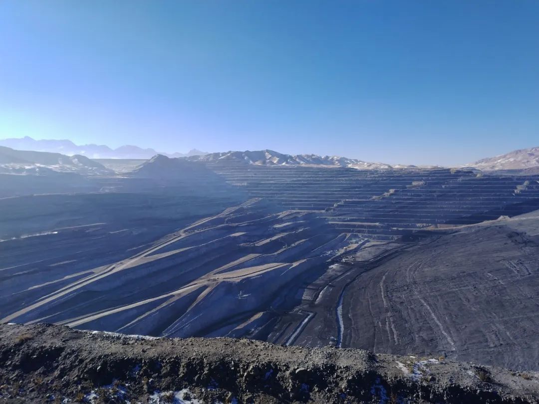 鞍礦爆破新疆黑山露天煤礦項(xiàng)目部單日產(chǎn)量突破34萬(wàn)立方