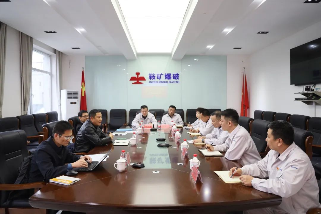 廣東宏大黨委副書記李愛(ài)軍、紀(jì)委書記何偉平蒞臨鞍礦爆破檢查指導(dǎo)工作