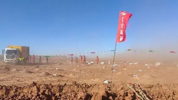扎根戈壁，不負(fù)韶華｜宏大爆破新疆三塘湖項(xiàng)目單日爆破量突破50萬立方