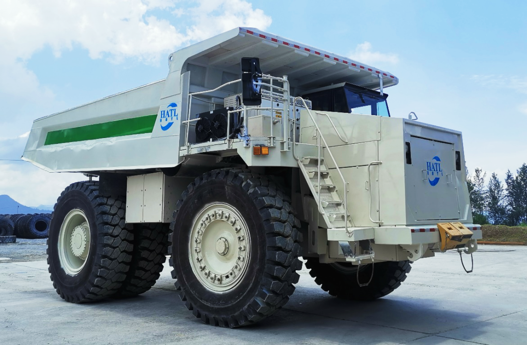 公司旗下宏大時(shí)代全國首臺(tái)百噸級(jí)純電再制造礦卡，高效運(yùn)行超1年！