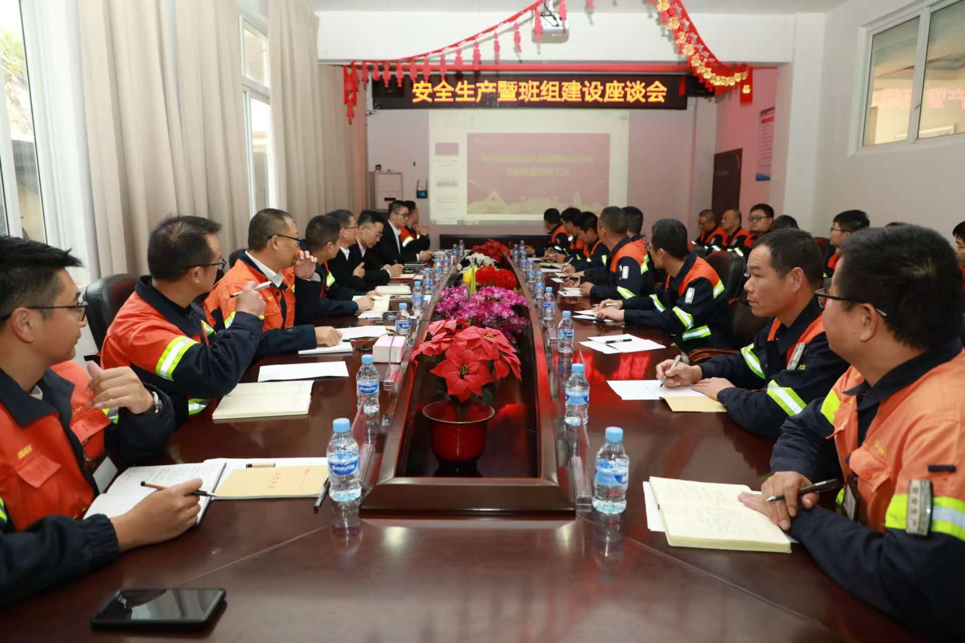 紫金礦業(yè)集團股份有限公司總裁鄒來昌一行蒞臨新華都紫金山項目部調(diào)研指導(dǎo)工作